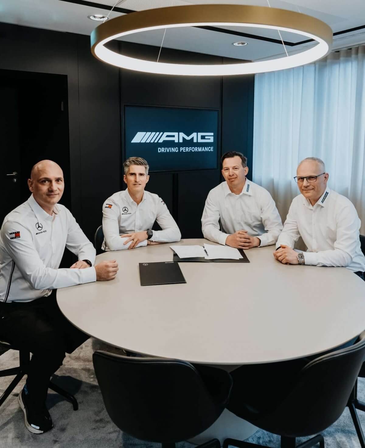 左起：Stefan Wendl（梅賽德斯-AMG 客戶賽車部負責人）、Christoph Sagemüller（梅賽德斯-AMG 賽車部負責人）、Paul Becher（RAVENOL 首席執行官）、Martin Huning（RAVENOL 賽車部總監）
